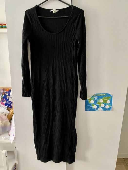 czarna sukienka ciążowa z rozcięciem