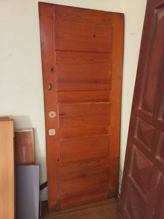 Porta de rua em madeira maciça para restaurar