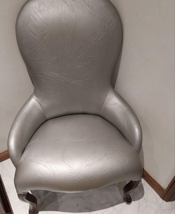 Cadeirão cinzento brilhante