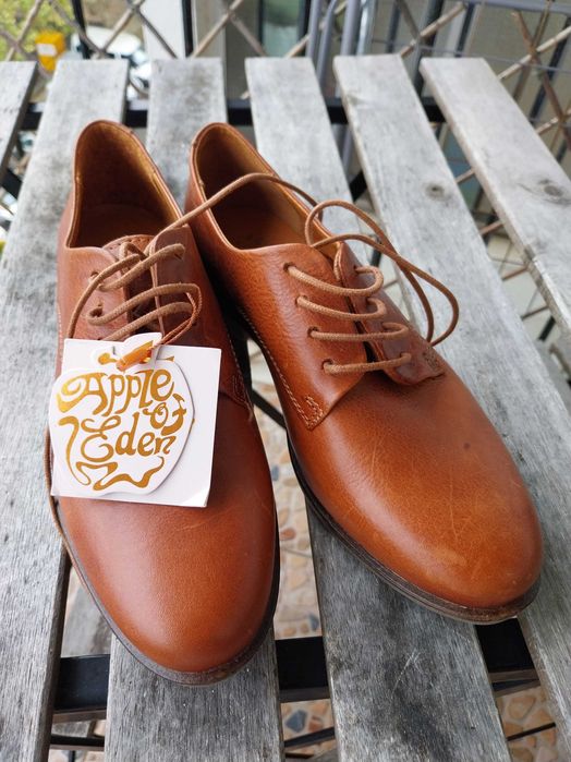 Sapatos em pele camel