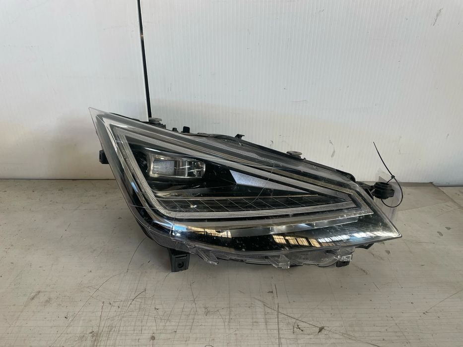 Ótica / farol direita SEAT Ibiza V (KJ1)