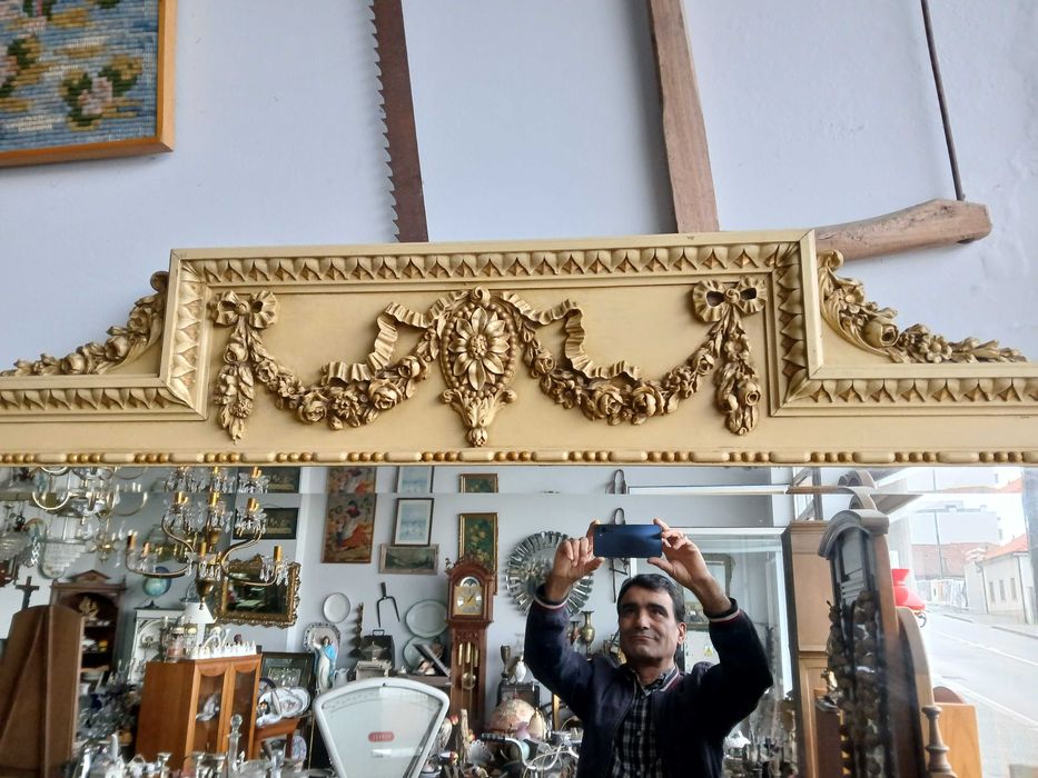 Grande espelho antigo com talha em madeira