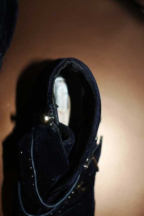 Botins azuis escuros com aplicações em dourado STRADIVARIUS T.40