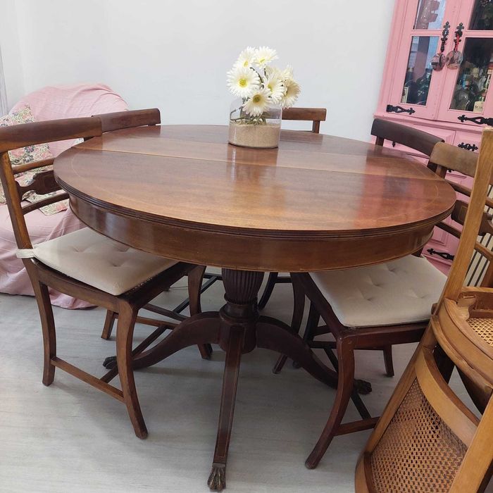 Vendo Mesa e 8 cadeiras usadas