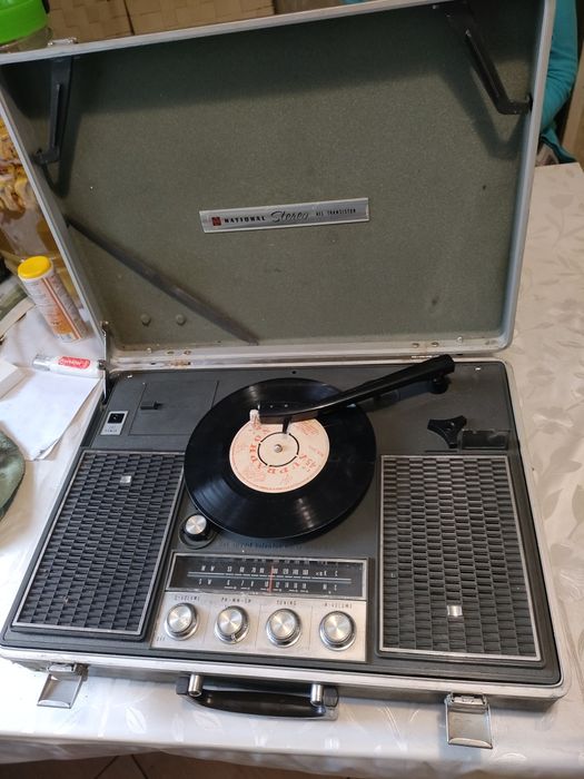 Japoński radiogramofon z ok 1962 roku plus płyta Beatles music  1968r.