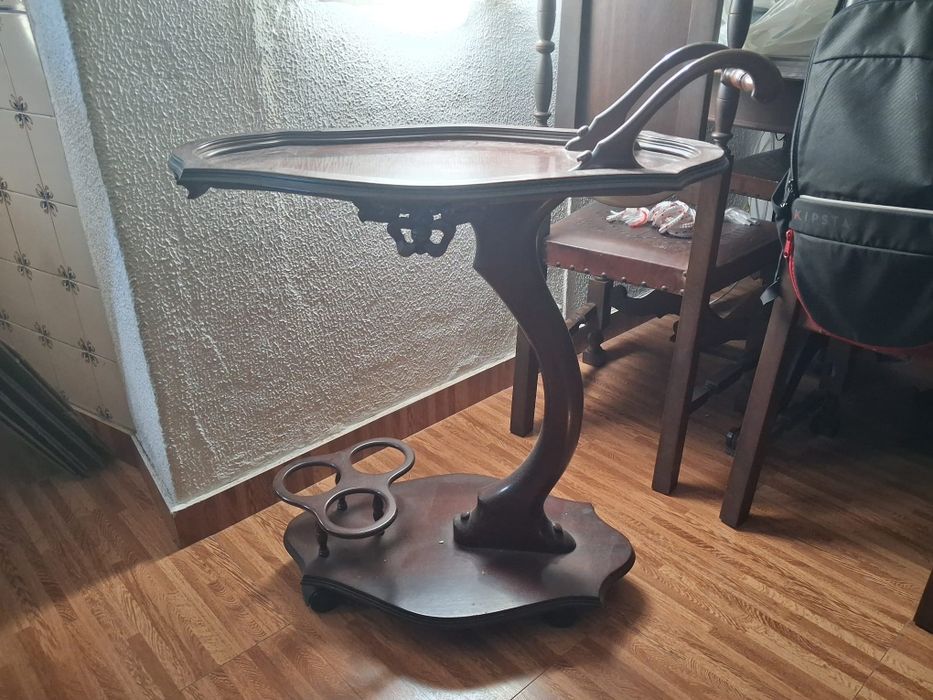 Mesa de apoio com rodas