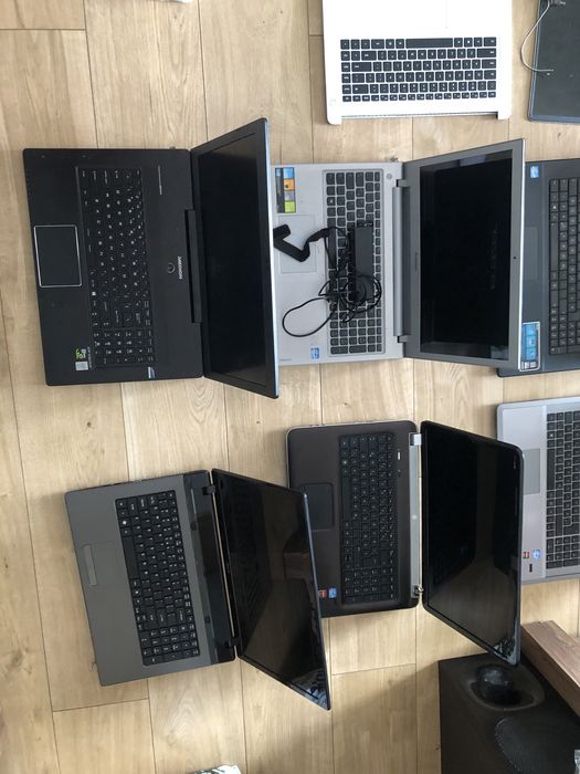 Laptop widoczne na zdjeciach