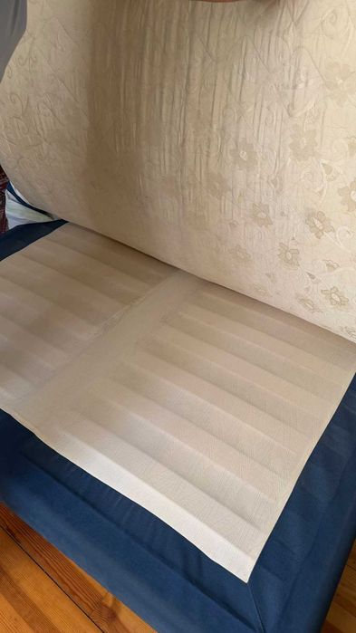 Cama Molteni usada, com colchão Pirelli