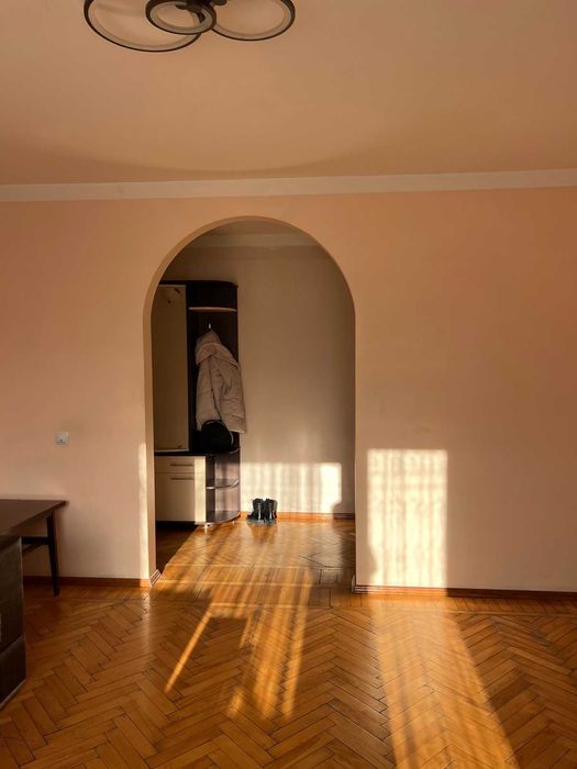 Продаю 3 комнатную крупногабаритную квартиру на Площади Победы