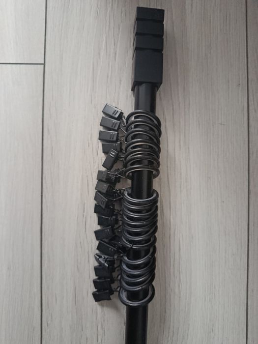Czarny karnisz z żabkami 160cm.
