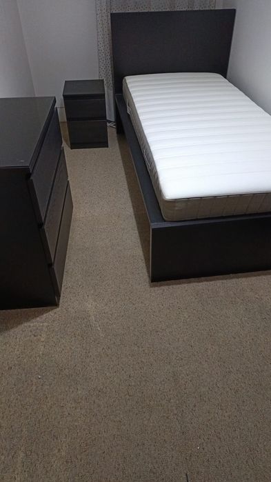 Cama IKEA Malm individual, mesa de cabeceira e cómoda da mesma linha, tudo em óptimo estado e pouco uso