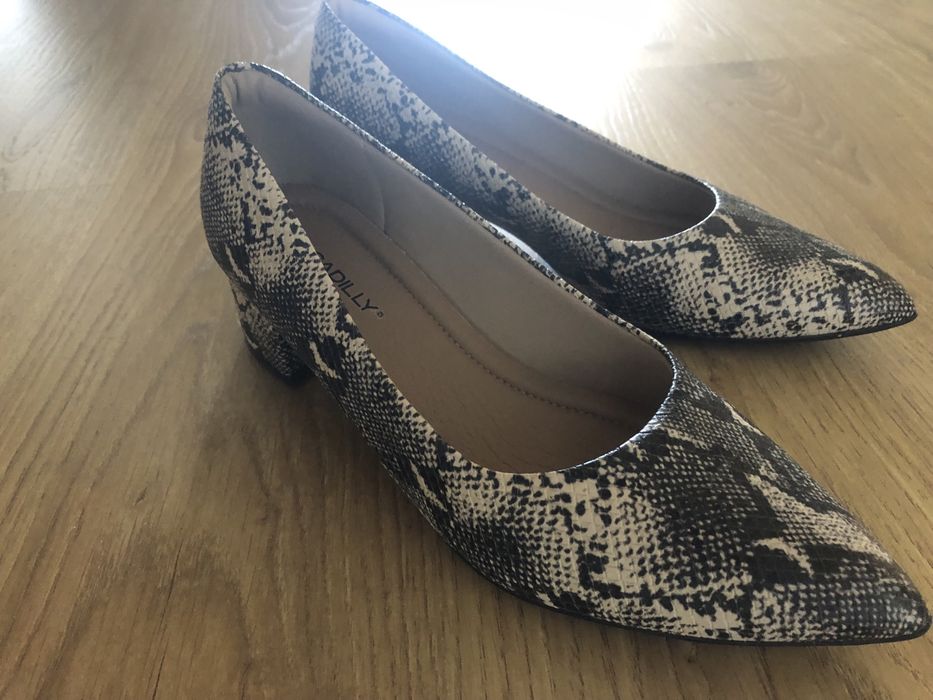 Sapatos picadilly com padrão de cobra