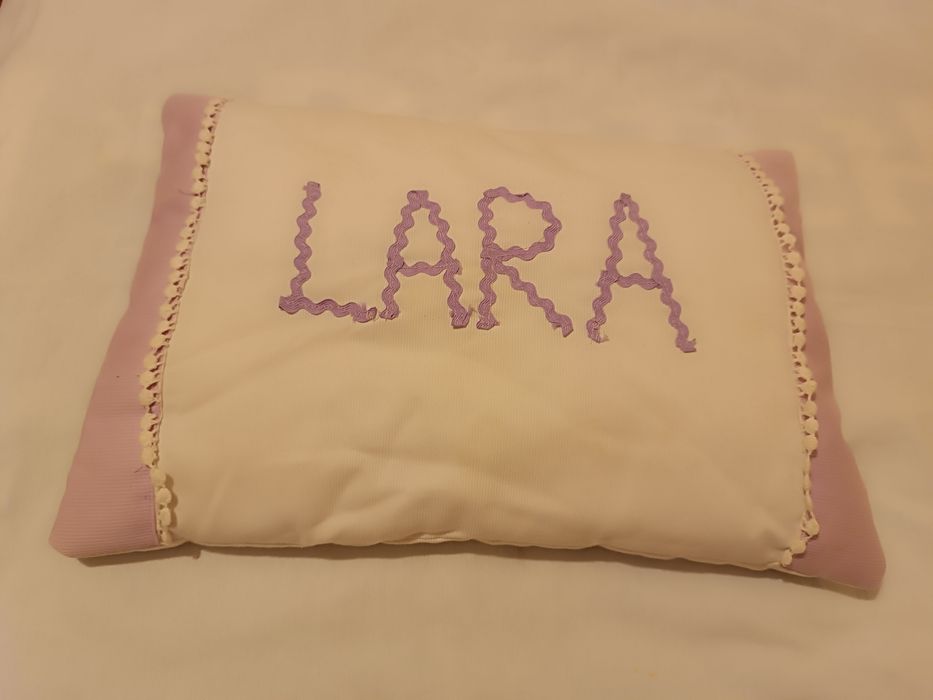 Almofada decorativa com o nome Lara para cama de menina