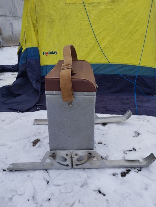 Ящик рыболовный с лыжами.