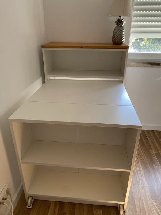 Estante Billy extensivel com mesa de trabalho
