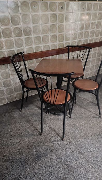Mesa e cadeiras para café