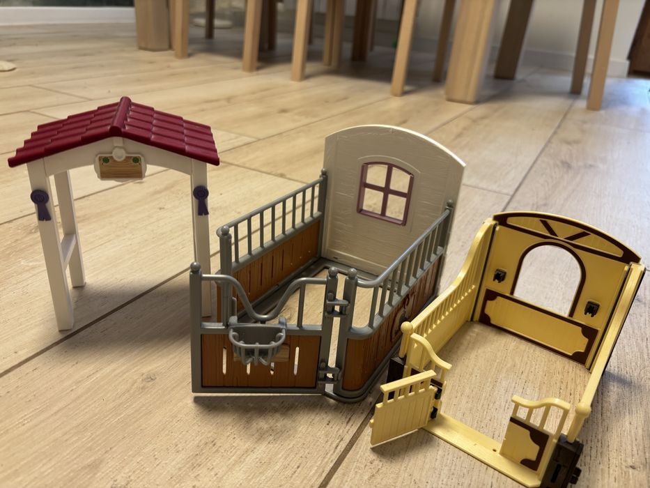 2 boxy dla koni (schleich i playmobil) + akcesoria