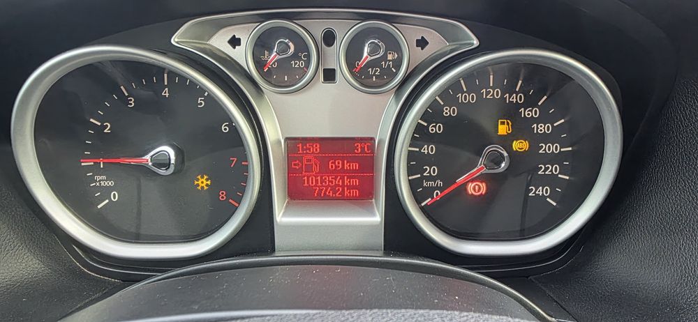 Форд Фокус 1.6 бензин  .