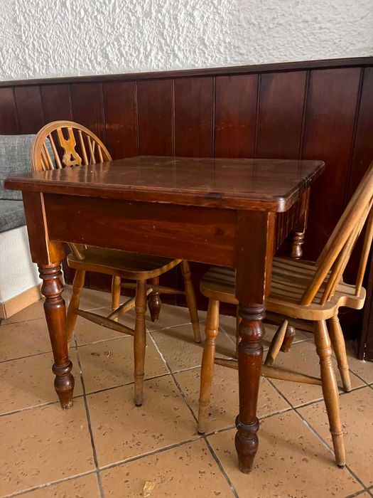 Mesa e Cadeiras de Restaurante em Madeira Maciça – Várias Unidades