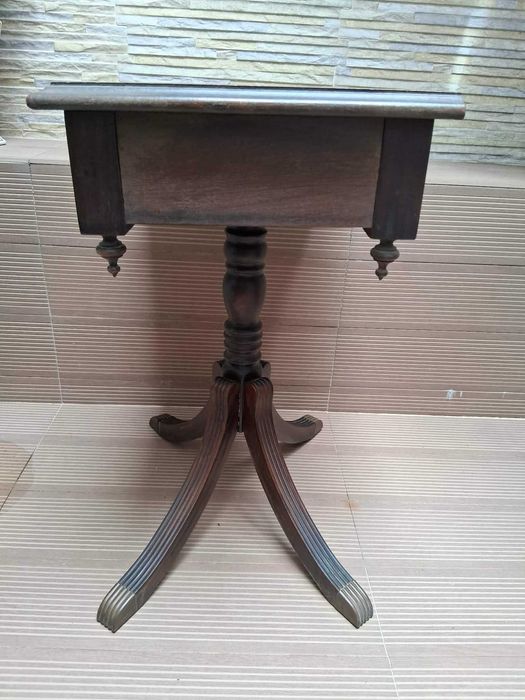 Vende-se Mesa de Apoio Antiga