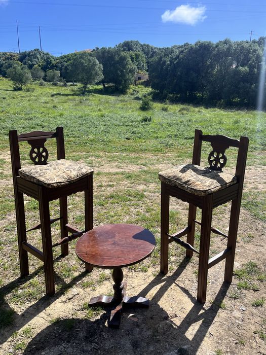 2 cadeiras altas e mesa de centro