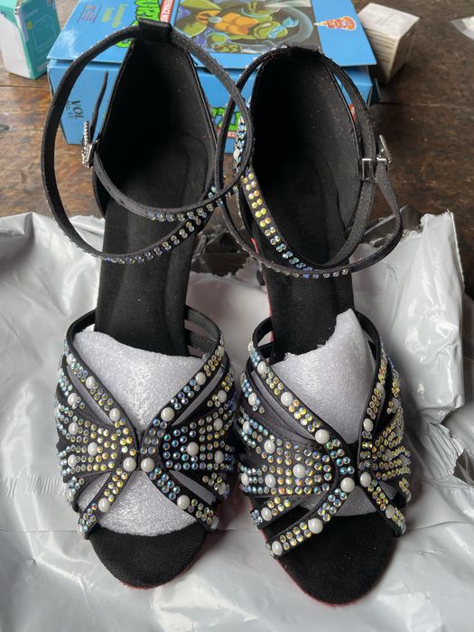 Sapatos senhora novos com brilhantes