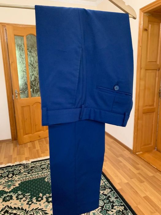 Продам чоловічий класичний костюм.