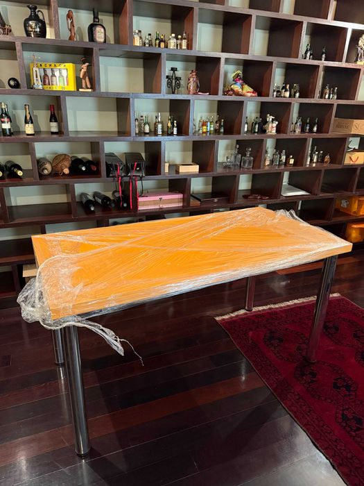 Mesa laranja com pes em metal/aluminio