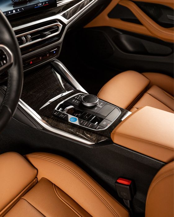 BMW i4 edrive40 Pack M Edição Sanremo Green Metallic + Vernasca Cognac.