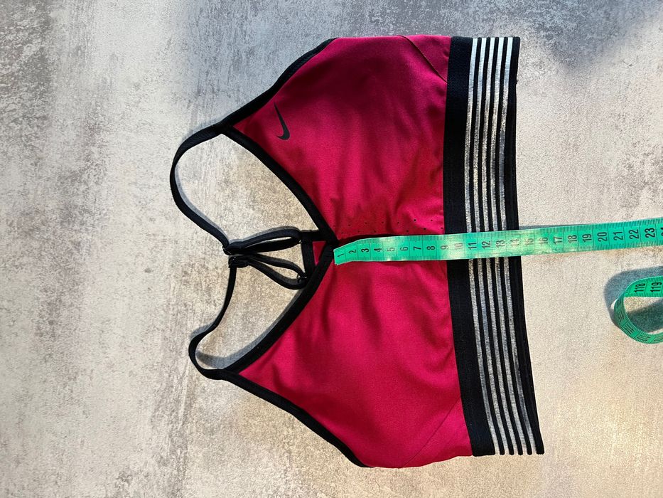 Спортивний топ Nike