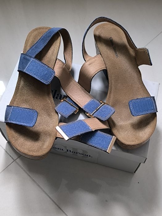 Sandały na koturnie. Clara Barson.