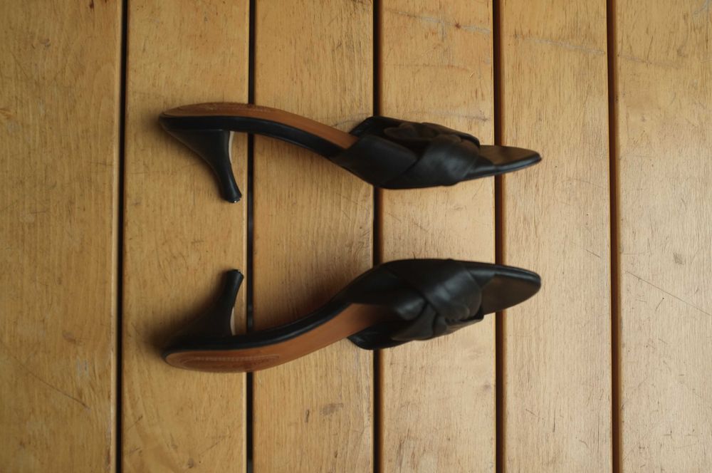 czarne skórzane luksusowe szpilki klapki sandały Corso Como szpilki 39