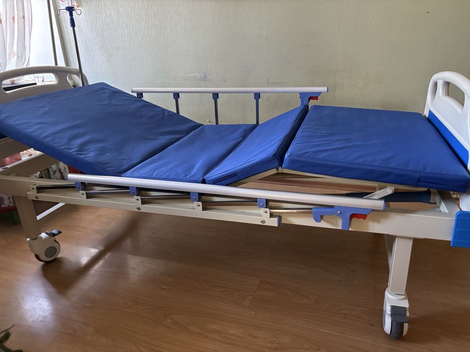 Медичне механічне ліжко MED1-C09 (б/у, у відмінному стані)