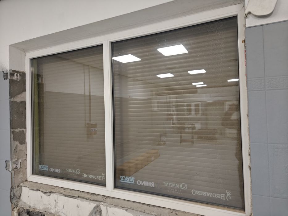 Okno witryna plastikowa biała z roletą  230x150