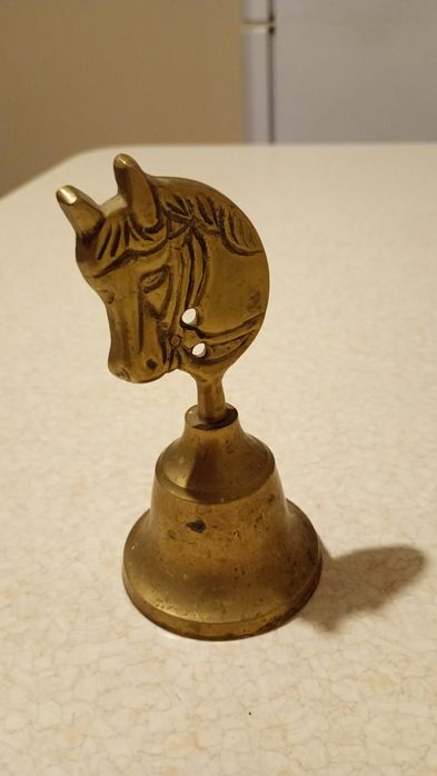 Mosiężny dzwonek z koniem
