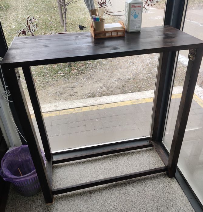 Барна стійка, столик  для кав'ярні.