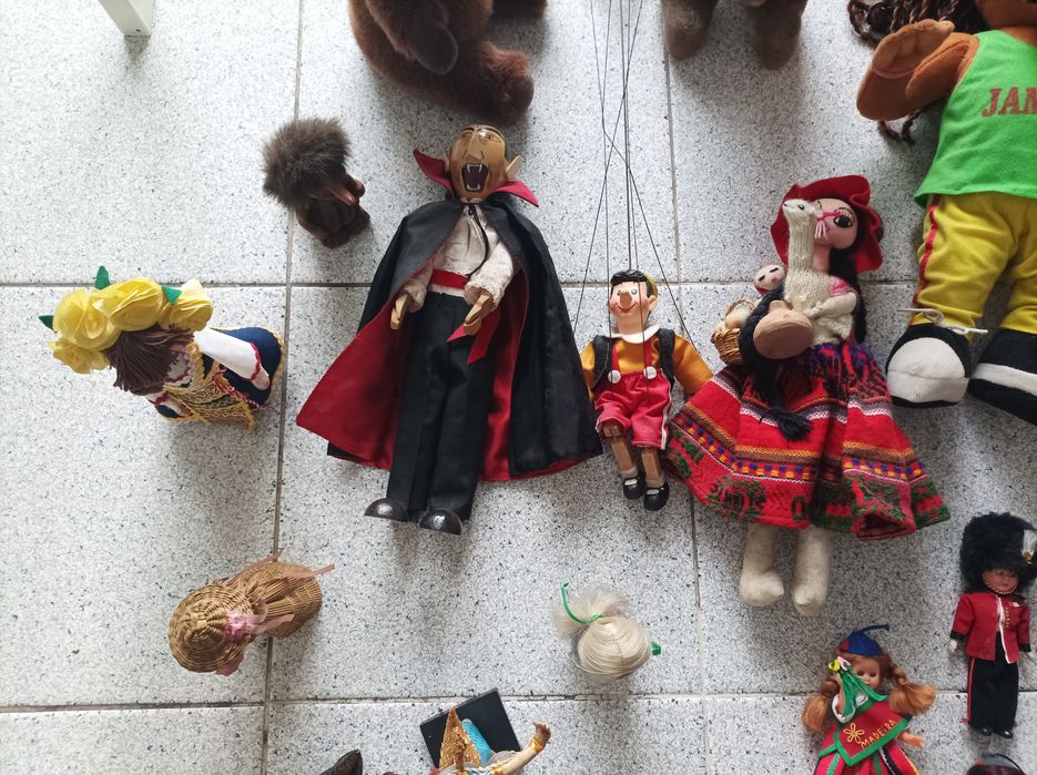 Conjunto de artesanato internacional e nacional