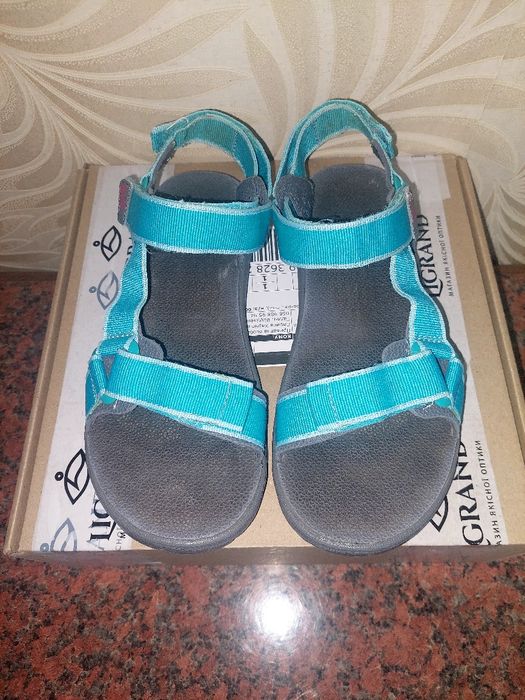 Продам дитячі босоніжки ,Jack Wolfskin. 35 розмір устілка 22.2 ст