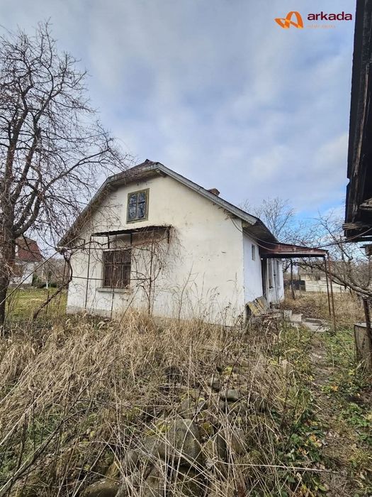 Будинок з земельною ділянкою