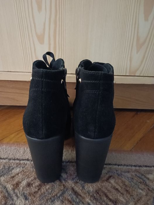 Продам зимові ботильйони ботинки натуральний замш