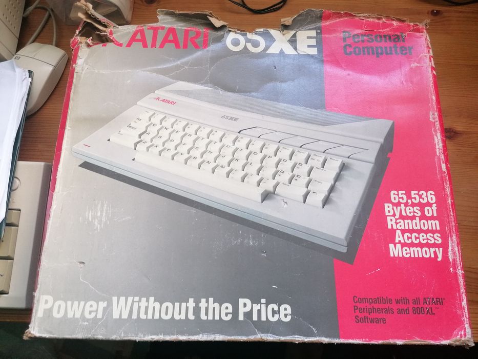 Atari 65xe z oryginalnym zasilaczem i boxem