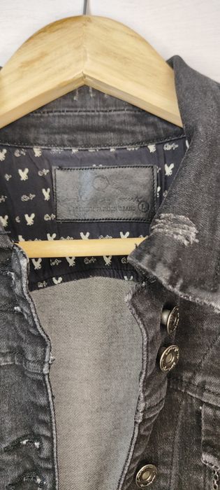 Жіноча джинсова жилетка з прикрасами