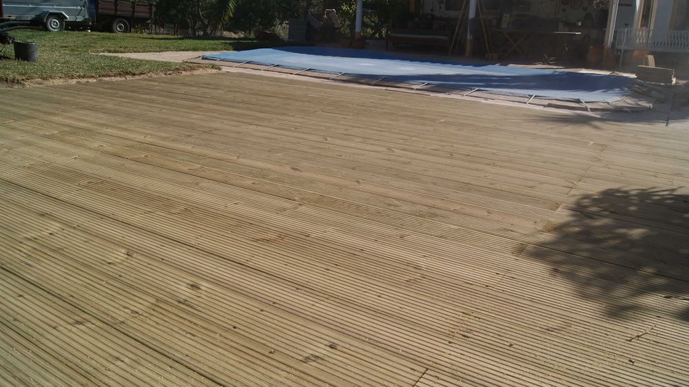 Tratamento e Manutenção de Decks para piscinas ou esplanadas.