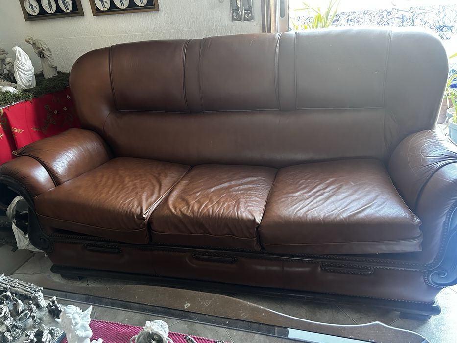 Sofás em pele com base de madeira