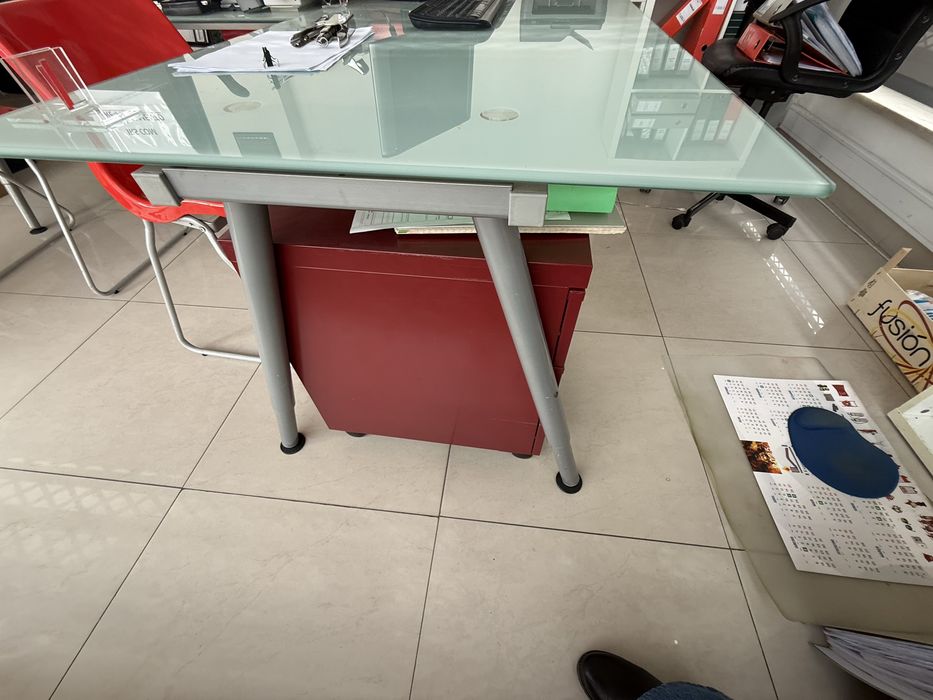 2 secretarias 50€ euros cada  uma em vidro ikea