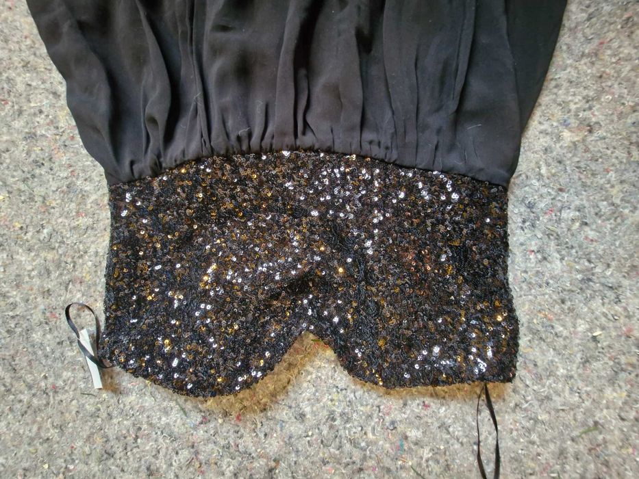 Czarna sukienka na piersi