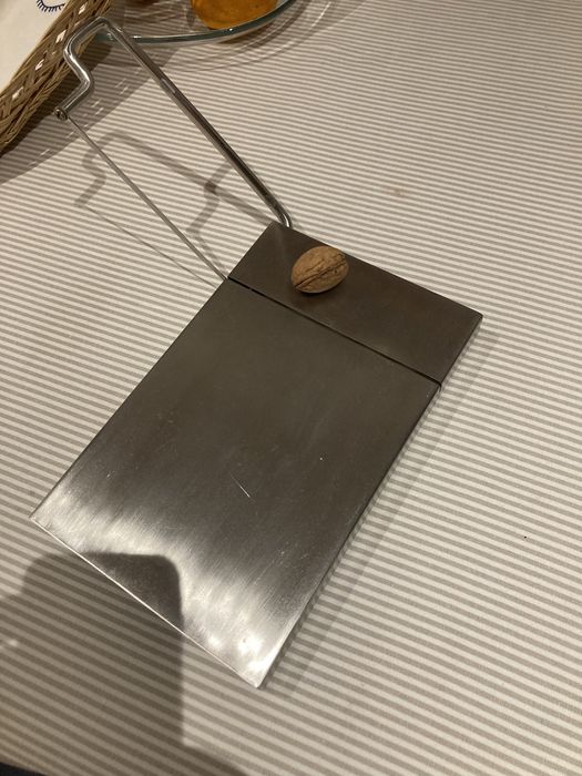 Tabua de queijo em inox com corte basculante