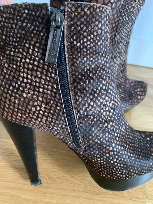 Botins em pelo com salto