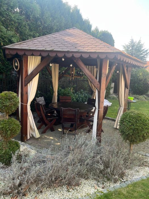 Altana ogrodowa, stół, krzesła i dodatki