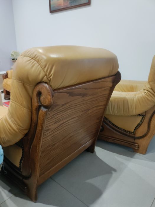 Sofás em pele e madeira maciça
